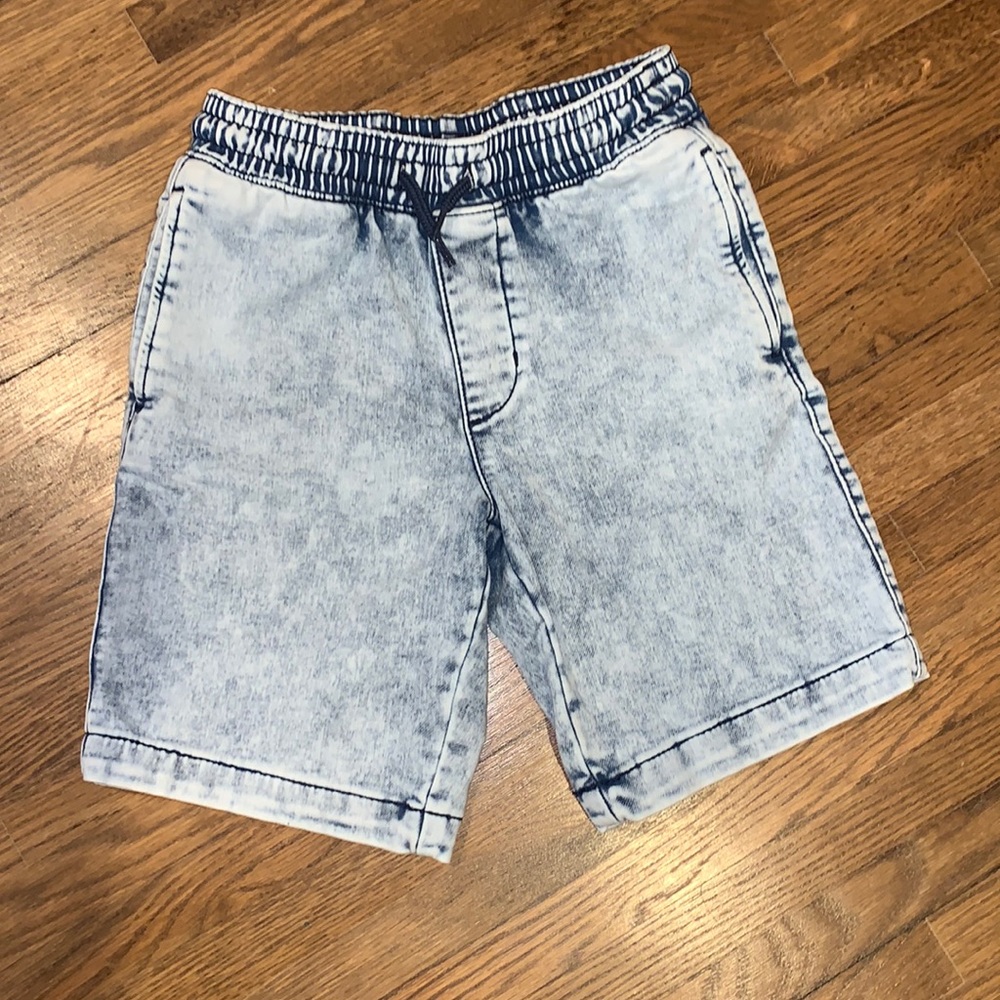 Boys sz 8 washed denim shorts. Elastic drawstring waist. 2% elastane for stretch